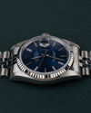 Rolex Datejust 16234 Blue Dial 1991 - Frontaal aanzicht met de kroon bovenaan de kast en de wijzerplaat recht in beeld