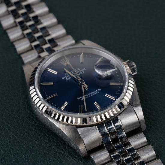 Rolex Datejust 16234 Blue Dial 1991 - Frontaal aanzicht onder een hoek met de kroon rechts en de jubilee-band schuin naar boven links