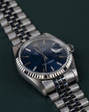 Rolex Datejust 16234 Blue Dial 1991 - Frontaal aanzicht onder een hoek met de kroon rechts en de jubilee-band schuin naar boven links