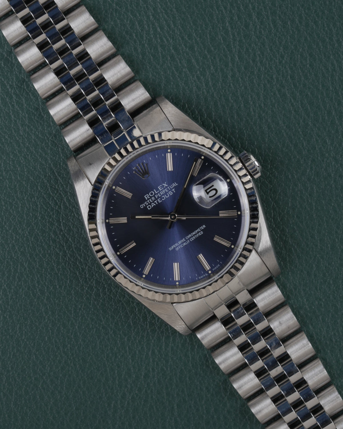 Rolex Datejust 16234 Blue Dial 1991 - Frontaal aanzicht onder een hoek met de kroon rechts en de jubilee-band diagonaal in beeld