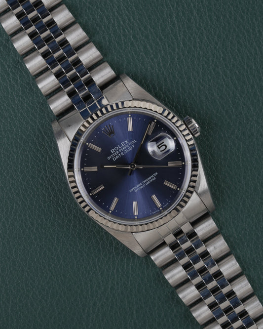 Rolex Datejust 16234 Blue Dial 1991 - Frontaal aanzicht onder een hoek met de kroon rechts en de jubilee-band diagonaal in beeld