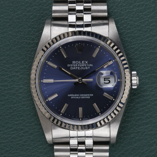 Rolex Datejust 16234 Blue Dial 1991 - Frontale close-up recht van voren met de gefacetteerde bezel en blauwe wijzerplaat scherp in beeld