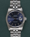 Rolex Datejust 16234 Blue Dial 1991 - Frontale close-up recht van voren met de gefacetteerde bezel en blauwe wijzerplaat scherp in beeld