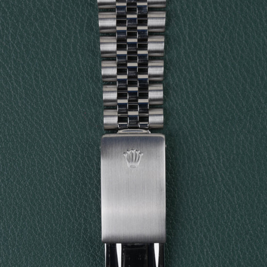 Rolex Datejust 16234 Blue Dial 1991 - Close-up van de geopende vouwsluiting van de jubilee-band met het Rolex kroonlogo