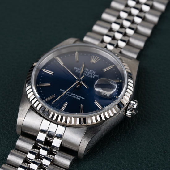 Rolex Datejust 16234 Blue Dial 1991 - Frontaal aanzicht onder een hoek met de kroon rechts en de jubilee-band schuin naar boven