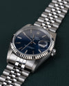 Rolex Datejust 16234 Blue Dial 1991 - Frontaal aanzicht onder een hoek met de kroon rechts en de jubilee-band schuin naar boven