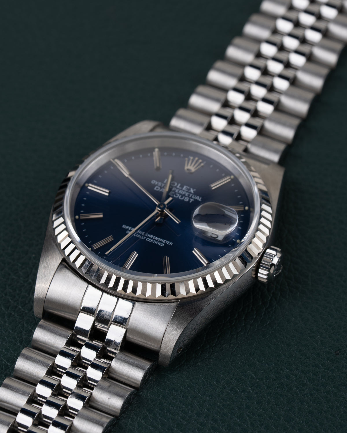 Rolex Datejust 16234 Blue Dial 1991 - Frontaal aanzicht onder een hoek met de kroon rechts en de jubilee-band schuin naar boven