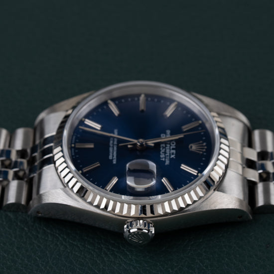 Rolex Datejust 16234 Blue Dial 1991 - Frontaal aanzicht ondersteboven met de kroon onderaan de kast