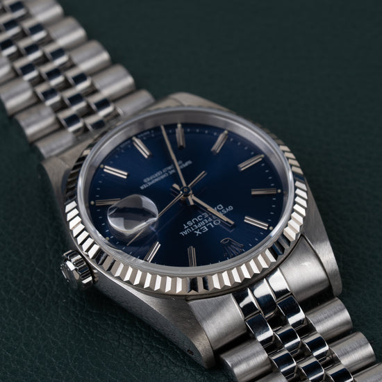 Rolex Datejust 16234 Blue Dial 1991 - Ondersteboven aanzicht onder een hoek met de kroon links en de jubilee-band schuin naar boven links
