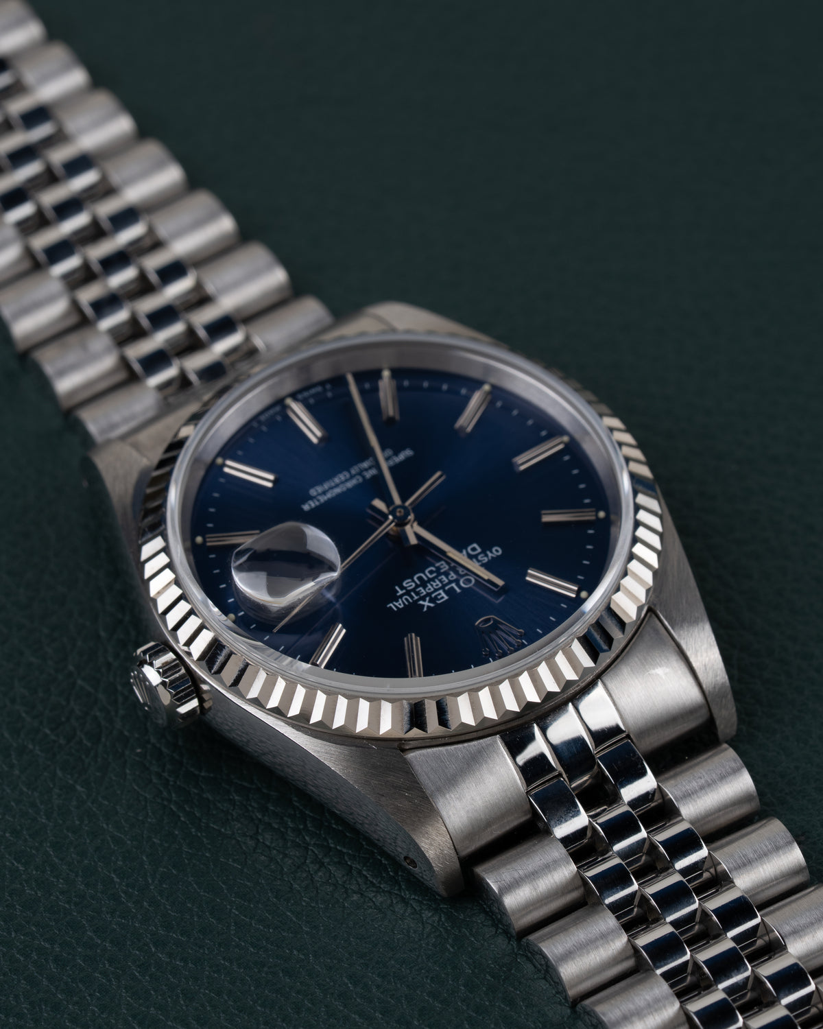 Rolex Datejust 16234 Blue Dial 1991 - Ondersteboven aanzicht onder een hoek met de kroon links en de jubilee-band schuin naar boven links