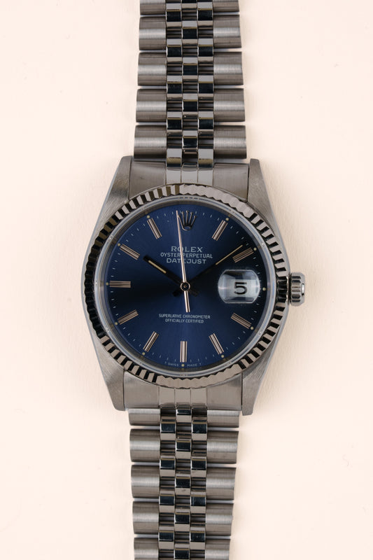 Rolex Datejust 16234 - vooraanzicht van de blauwe wijzerplaat, geribbelde witgouden bezel en armband