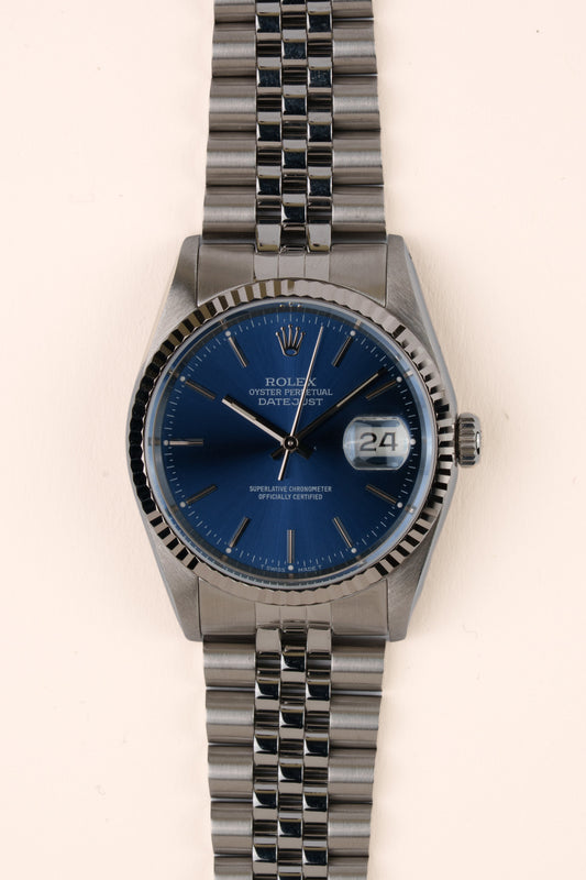 Rolex Datejust 16234 - vooraanzicht van de blauwe wijzerplaat, geribbelde witgouden bezel en armband