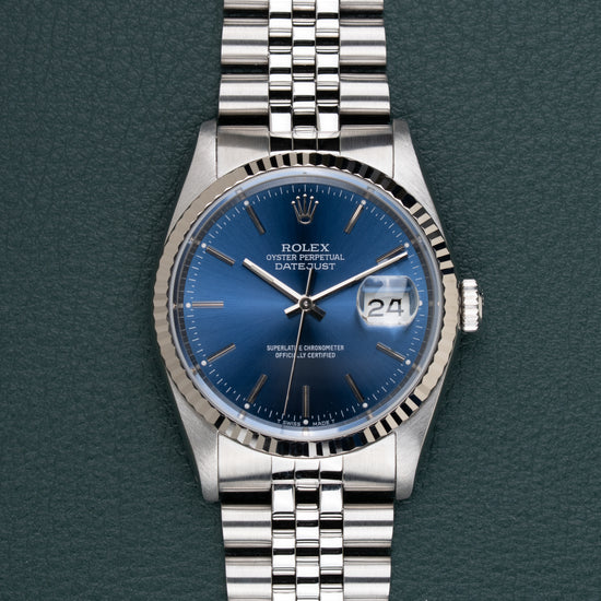 Rolex Datejust 16234 Blue Dial - frontaal aanzicht met blauwe wijzerplaat en witgouden fluted bezel