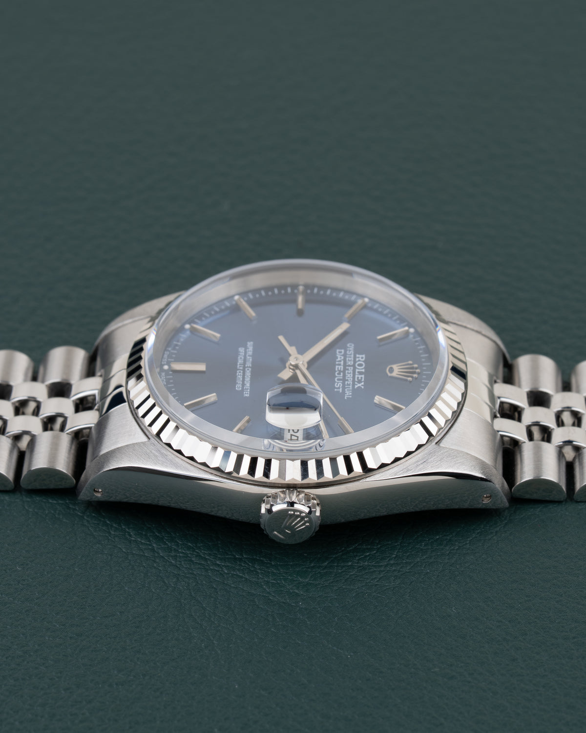 Rolex Datejust 16234 Blue Dial - zijaanzicht van de kast met kroon zichtbaar onderaan