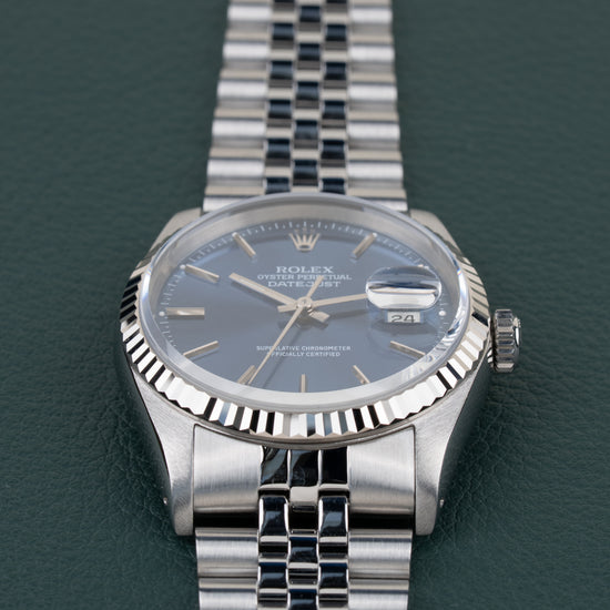 Rolex Datejust 16234 Blue Dial - close-up van wijzerplaat en Jubilee band onder een hoek