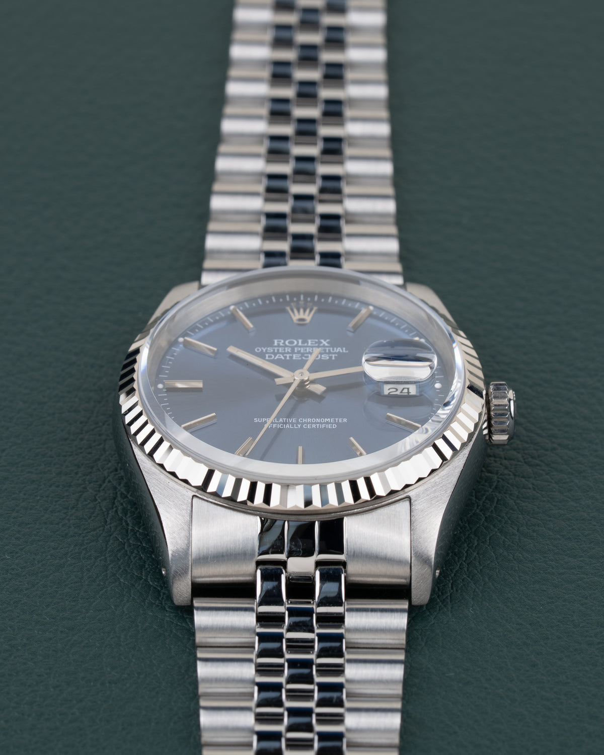 Rolex Datejust 16234 Blue Dial - close-up van wijzerplaat en Jubilee band onder een hoek