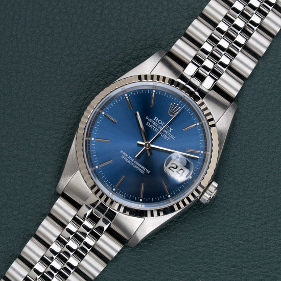 Rolex Datejust 16234 Blue Dial - diagonaal aanzicht met kroon op 3 uur en blauwe wijzerplaat