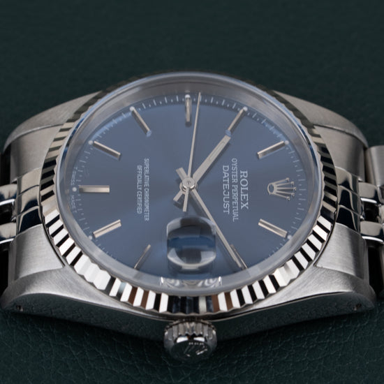 Rolex Datejust 16234 Blue Dial - close-up van wijzerplaat en fluted bezel met kroon zichtbaar onderaan