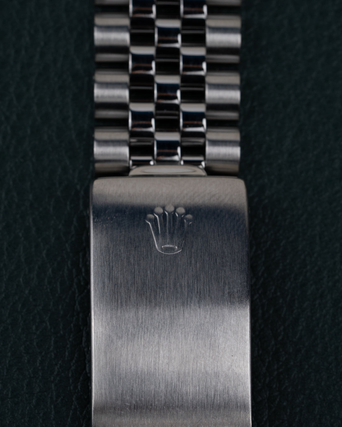 Rolex Datejust 16234 Blue Dial - close-up van de vouwsluiting met Rolex kroonlogo op Jubilee band