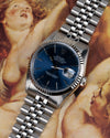 Rolex Datejust 16234 Blue Dial - sfeerfoto van het horloge tegen een klassiek schilderij