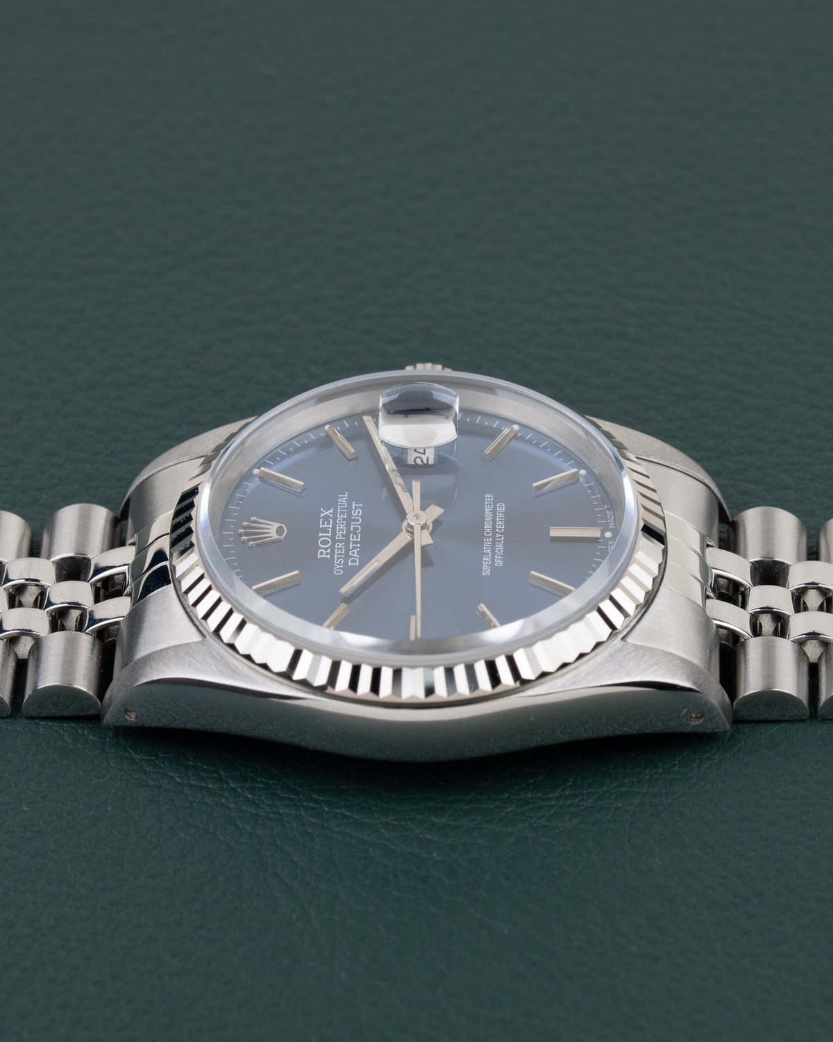 Rolex Datejust 16234 Blue Dial - zijaanzicht van de kast met kroon verborgen aan andere zijde