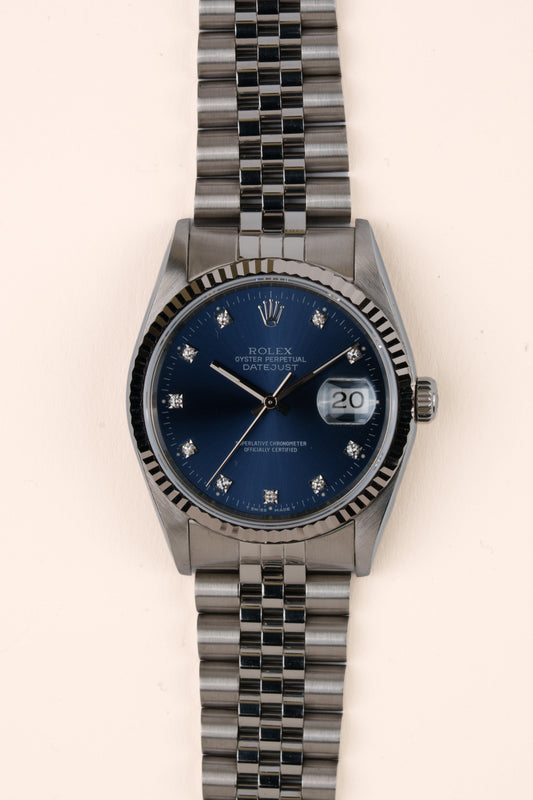 Rolex Datejust 16234 - vooraanzicht van de blauwe wijzerplaat met diamanten indexen, geribbelde witgouden bezel en armband