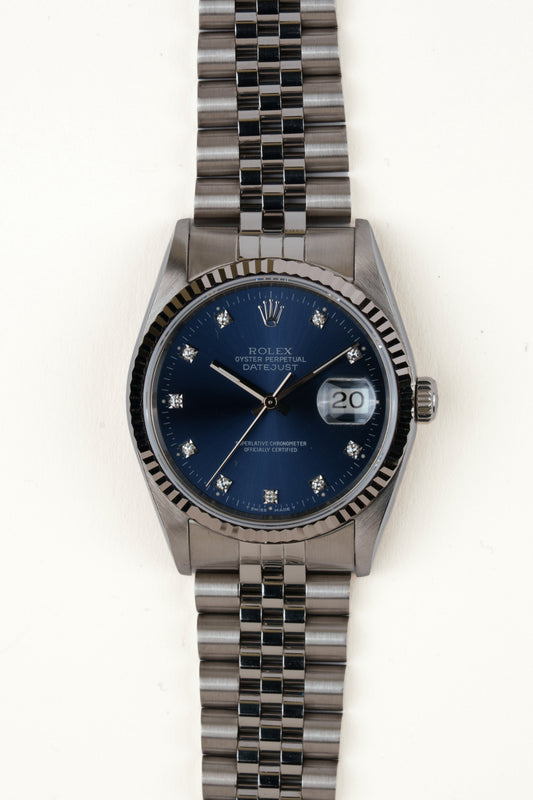 Rolex Datejust 16234 - vooraanzicht van de blauwe wijzerplaat met diamanten indexen, geribbelde witgouden bezel en armband