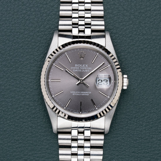 Rolex Datejust 16234 Gray Dial - frontaal aanzicht met grijze wijzerplaat en witgouden fluted bezel
