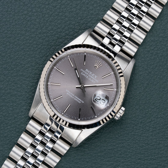 Rolex Datejust 16234 Gray Dial - diagonaal aanzicht met kroon op 3 uur en grijze wijzerplaat