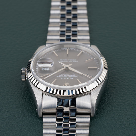 Rolex Datejust 16234 Gray Dial - close-up van wijzerplaat en fluted bezel met kroon