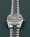 Rolex Datejust 16234 Gray Dial - close-up van wijzerplaat en Jubilee band onder een hoek
