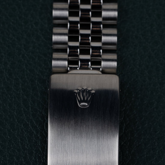 Rolex Datejust 16234 Gray Dial - close-up van de vouwsluiting met Rolex kroonlogo op Jubilee band