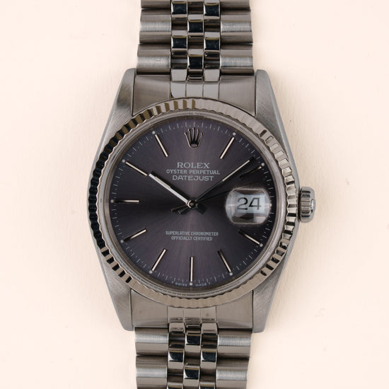 Rolex Datejust 16234 - vooraanzicht van de grijze wijzerplaat, geribbelde witgouden bezel en armband