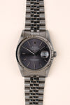 Rolex Datejust 16234 - vooraanzicht van de grijze wijzerplaat, geribbelde witgouden bezel en armband