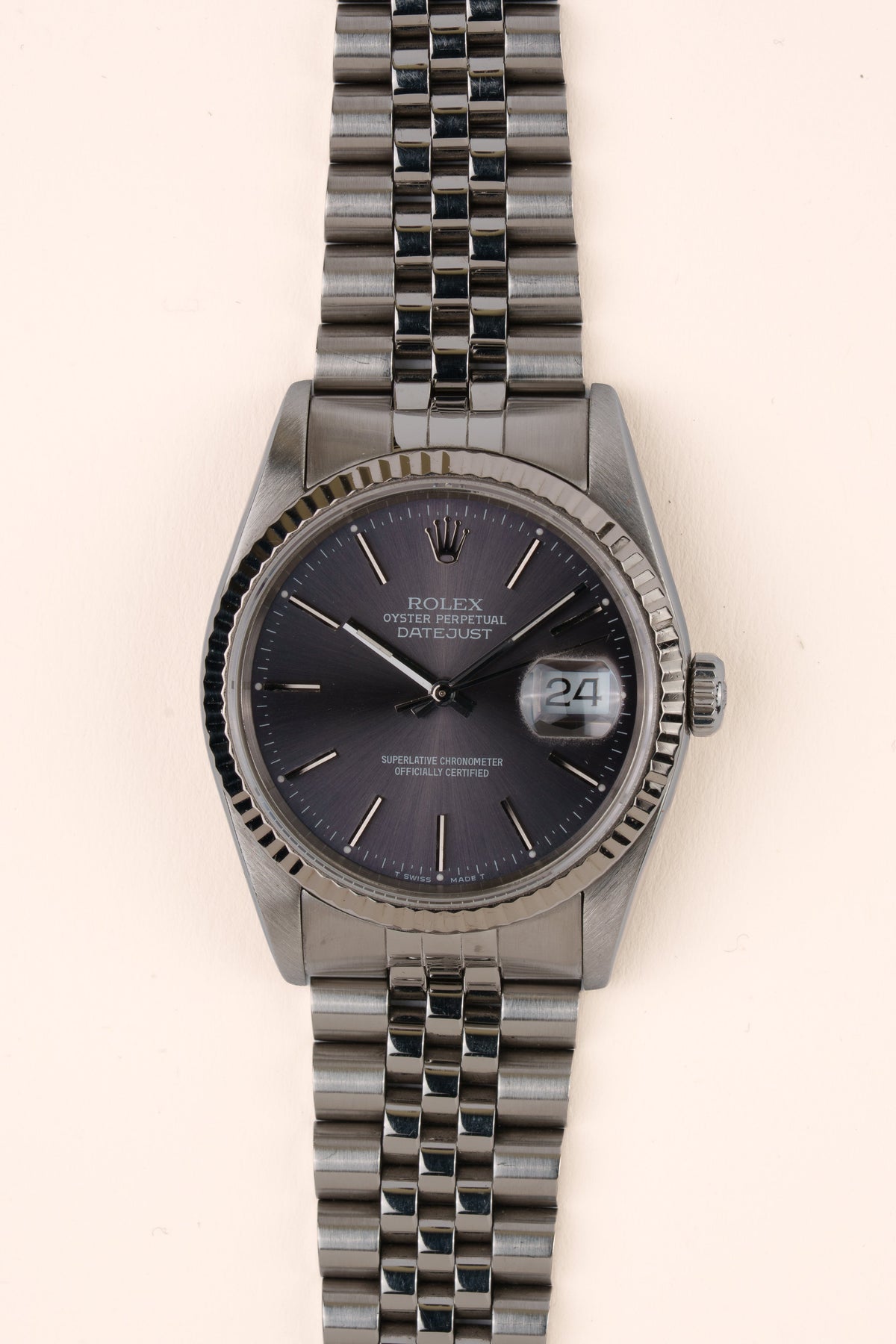 Rolex Datejust 16234 - vooraanzicht van de grijze wijzerplaat, geribbelde witgouden bezel en armband