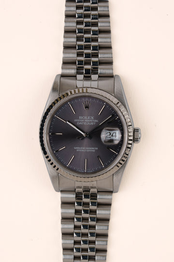 Rolex Datejust 16234 - vooraanzicht van de grijze wijzerplaat, geribbelde witgouden bezel en armband