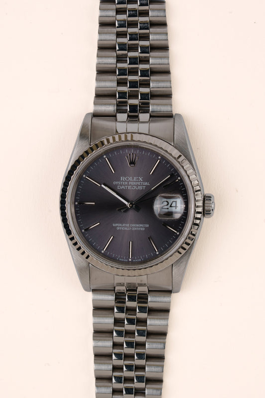 Rolex Datejust 16234 - vooraanzicht van de grijze wijzerplaat, geribbelde witgouden bezel en armband