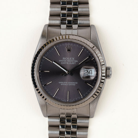 Rolex Datejust 16234 - vooraanzicht van de grijze wijzerplaat, geribbelde witgouden bezel en armband