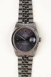Rolex Datejust 16234 - vooraanzicht van de grijze wijzerplaat, geribbelde witgouden bezel en armband