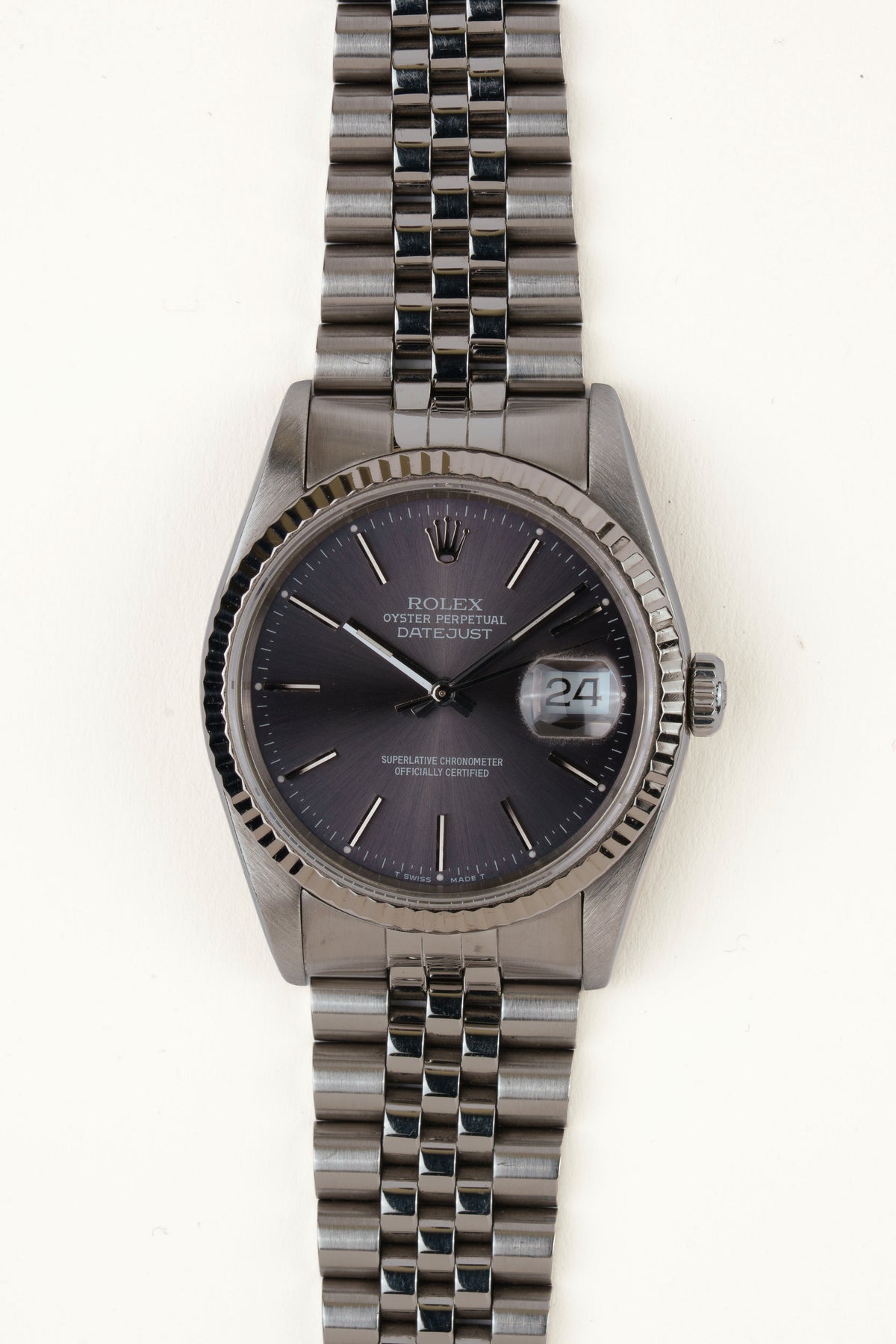 Rolex Datejust 16234 - vooraanzicht van de grijze wijzerplaat, geribbelde witgouden bezel en armband
