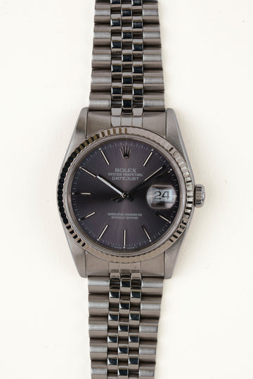 Rolex Datejust 16234 - vooraanzicht van de grijze wijzerplaat, geribbelde witgouden bezel en armband