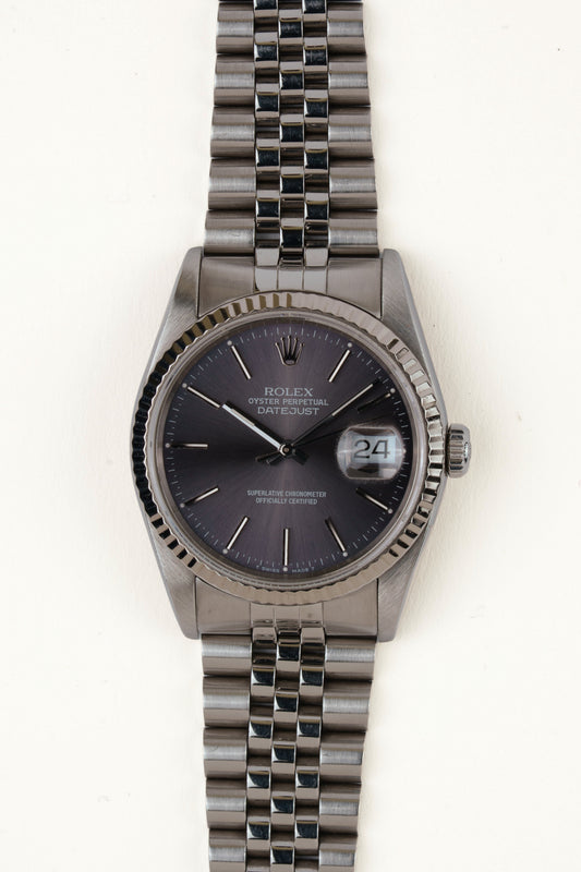Rolex Datejust 16234 - vooraanzicht van de grijze wijzerplaat, geribbelde witgouden bezel en armband