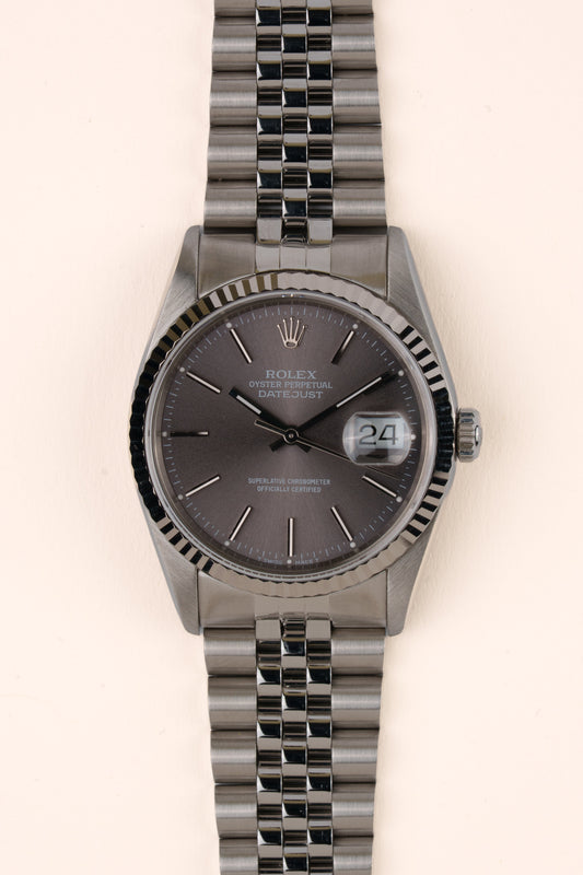 Rolex Datejust 16234 - vooraanzicht van de grijze wijzerplaat, geribbelde witgouden bezel en armband