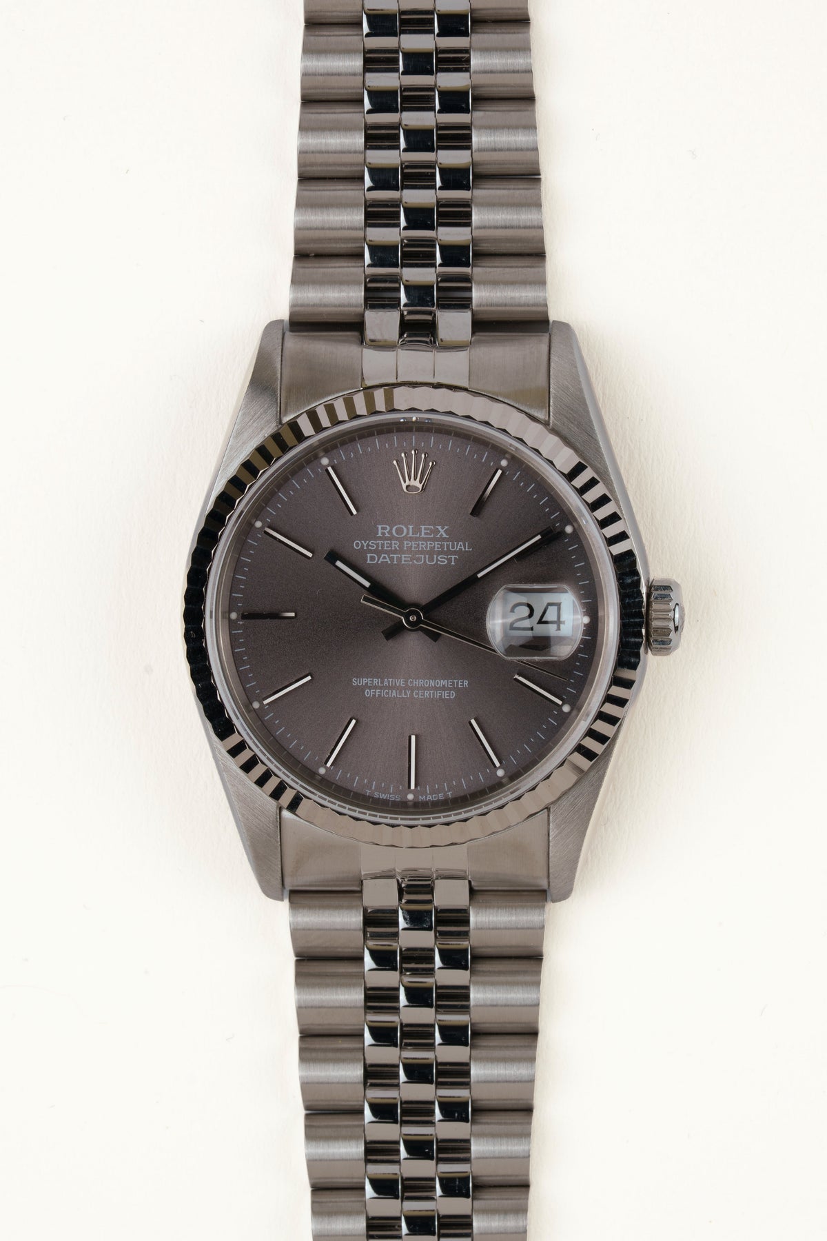 Rolex Datejust 16234 - vooraanzicht van de grijze wijzerplaat, geribbelde witgouden bezel en armband