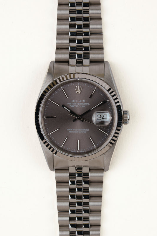 Rolex Datejust 16234 - vooraanzicht van de grijze wijzerplaat, geribbelde witgouden bezel en armband