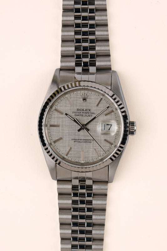 Rolex Datejust 16234 - vooraanzicht van de zilveren wijzerplaat, geribbelde witgouden bezel en armband