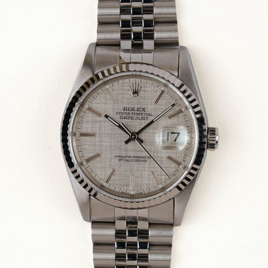 Rolex Datejust 16234 - vooraanzicht van de zilveren wijzerplaat, geribbelde witgouden bezel en armband