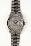 Rolex Datejust 16234 - vooraanzicht van de zilveren wijzerplaat, geribbelde witgouden bezel en armband