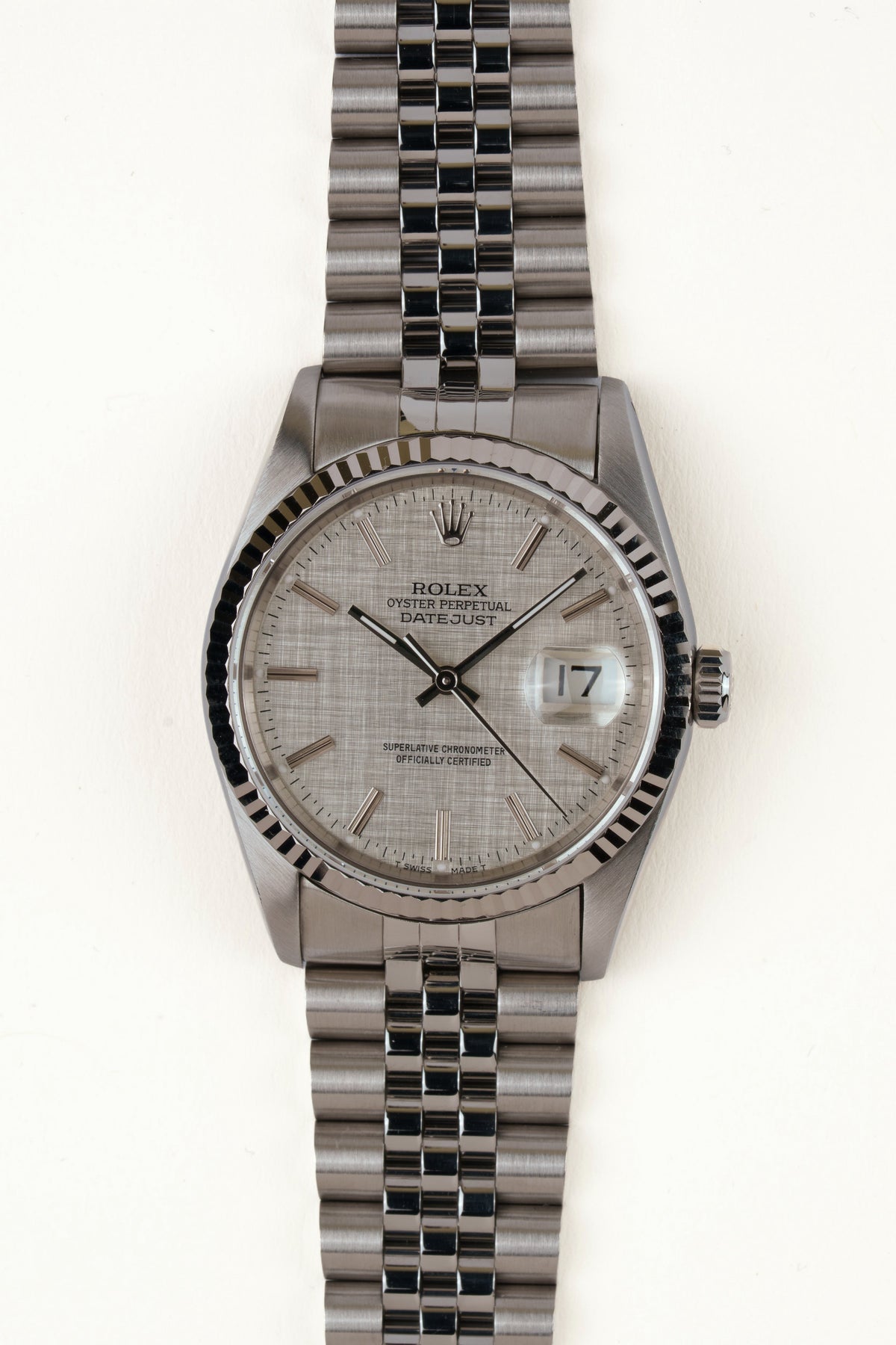 Rolex Datejust 16234 - vooraanzicht van de zilveren wijzerplaat, geribbelde witgouden bezel en armband