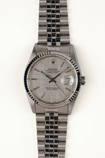 Rolex Datejust 16234 - vooraanzicht van de zilveren wijzerplaat, geribbelde witgouden bezel en armband